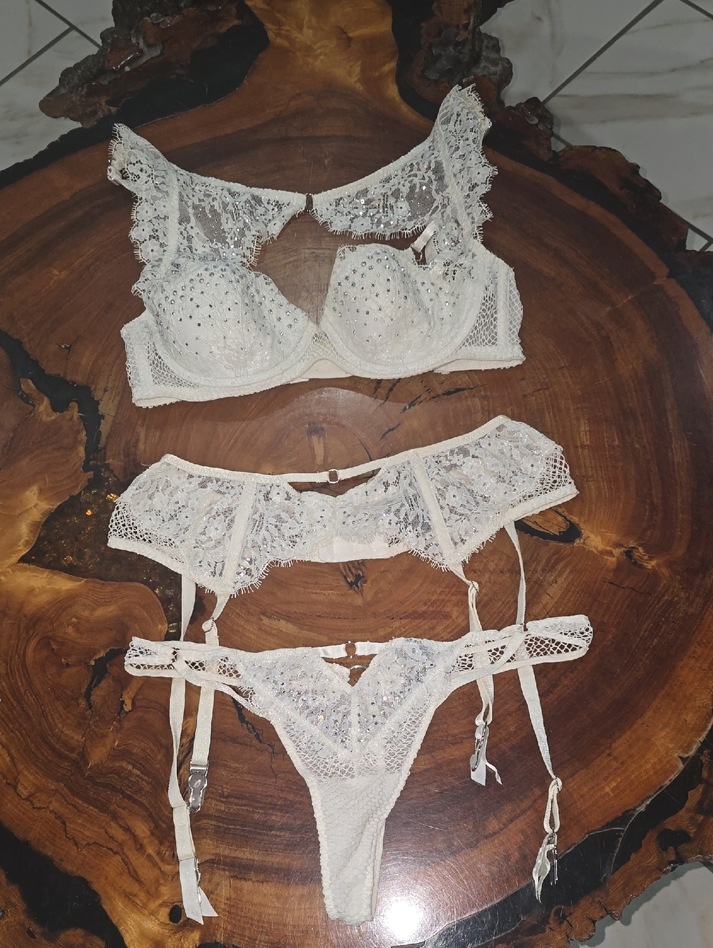 Elegant White Lace Bra, Garter Belt & Thong Set Rare Piece 32 C Bra Thong S Gart